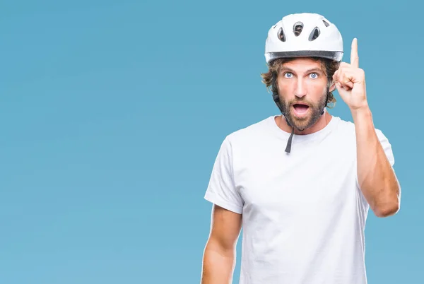 ハンサムなヒスパニック系サイクリスト男は成功したアイデアを分離背景人差し指上安全ヘルメットを着用します 終了したと満足しています ナンバーワン — ストック写真