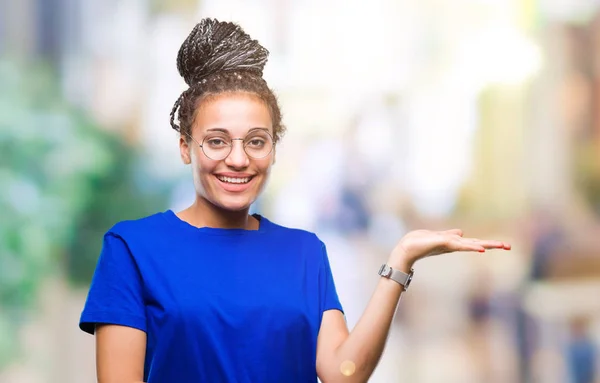 Young Gevlochten Afrikaans Amerikaans Meisje Haar Bril Geïsoleerde Achtergrond Lacht — Stockfoto