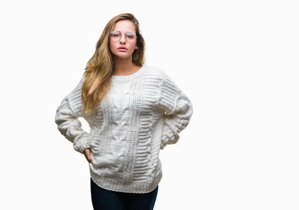 Junge Schöne Blonde Frau Winterpullover Und Sonnenbrille Über Isoliertem Hintergrund — Stockfoto