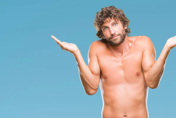 Knappe Spaanse Model Man Sexy Shirtless Geïsoleerde Achtergrond Clueless Verward — Stockfoto