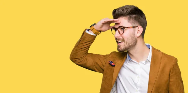 Joven Hombre Negocios Guapo Con Gafas Muy Feliz Sonriente Mirando —  Fotos de Stock