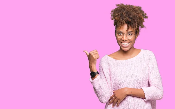 Hermosa Mujer Afroamericana Joven Con Gafas Sobre Fondo Aislado Sonriendo —  Fotos de Stock