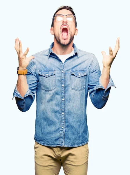 Hombre Guapo Con Gafas Loco Loco Gritando Gritando Con Expresión —  Fotos de Stock