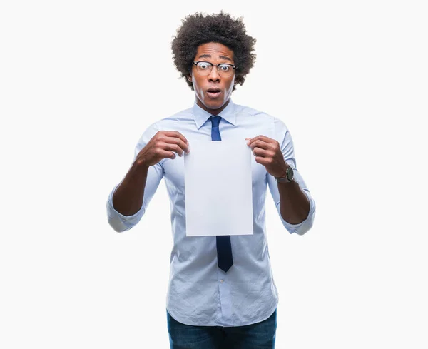 Afro Americano Segurando Contrato Papel Branco Sobre Fundo Isolado Assustado — Fotografia de Stock