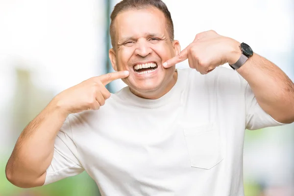 Medioevo Arabo Uomo Wearig Bianco Shirt Sfondo Isolato Sorridente Fiducioso — Foto Stock