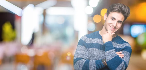 Stilig Ung Över Isolerade Bakgrund Ser Självsäker Kameran Med Leende — Stockfoto