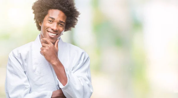 Afro Amerikansk Man Bär Karate Kimono Över Isolerade Bakgrund Ser — Stockfoto