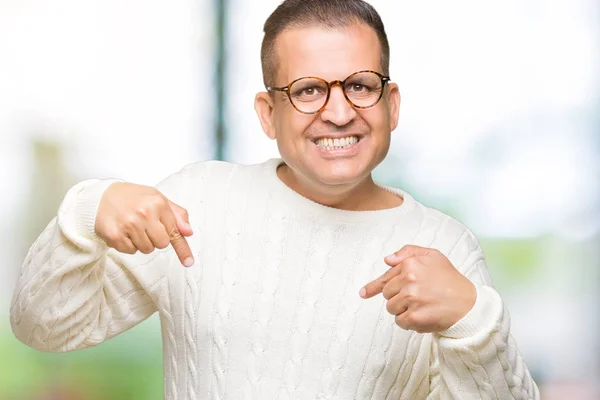 中年阿拉伯男子戴眼镜在孤立的背景看自信与微笑在脸上 用手指指向自己骄傲和快乐 — 图库照片