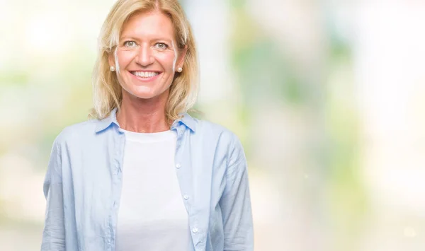 Mujer Rubia Mediana Edad Sobre Fondo Aislado Con Una Sonrisa — Foto de Stock