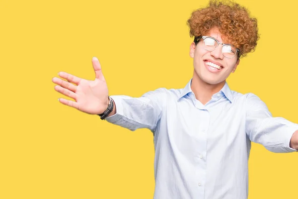 Junger Gutaussehender Geschäftsmann Mit Afro Brille Der Mit Offenen Armen — Stockfoto