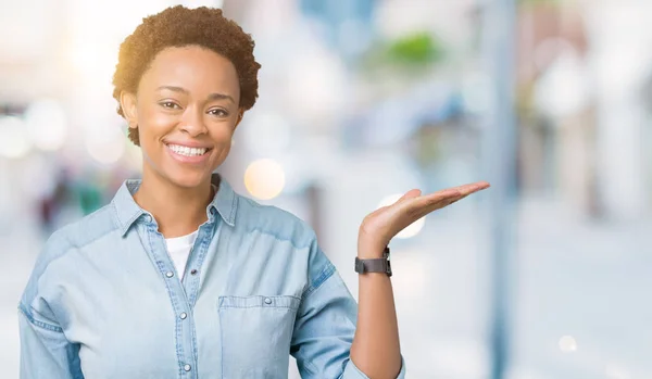 Unga Vackra Afroamerikanska Kvinnan Över Isolerade Bakgrund Leende Glada Presentera — Stockfoto