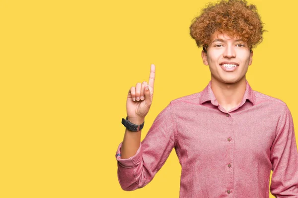 Joven Hombre Negocios Guapo Con Pelo Afro Mostrando Apuntando Hacia —  Fotos de Stock