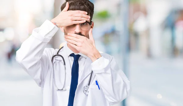 Jonge Dokter Man Dragen Ziekenhuis Vacht Geïsoleerde Achtergrond Bedekking Ogen — Stockfoto