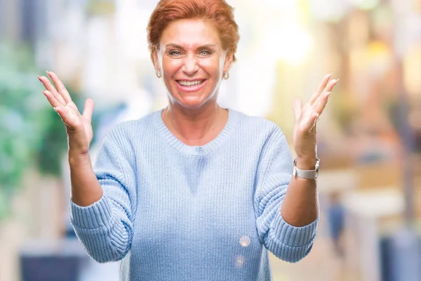 Atrractive üst düzey beyaz Kızıl saçlı kadın deli kutluyor arka plan izole ve başarı için kaldırdı kollarını açarak hayrete ve heyecanlı çığlık gözleri açık. Kazanan kavramı