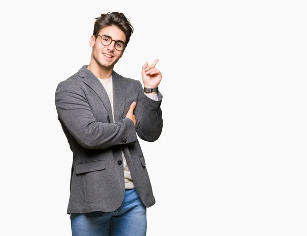 Junger Geschäftsmann Mit Brille Vor Isoliertem Hintergrund Mit Einem Breiten — Stockfoto