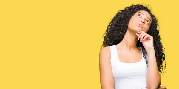 Jeune Belle Fille Aux Cheveux Bouclés Avec Main Sur Menton — Photo