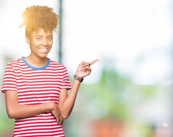 Hermosa Joven Afroamericana Sobre Fondo Aislado Con Una Gran Sonrisa — Foto de Stock