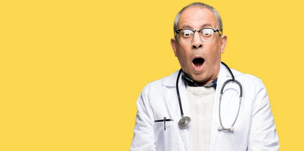 Stilig Senior Doktor Man Klädd Medicinsk Coat Rädd Och Chockad — Stockfoto