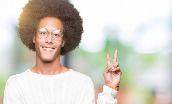 Joven Afroamericano Con Pelo Afro Usando Gafas Sonriendo Con Cara — Foto de Stock