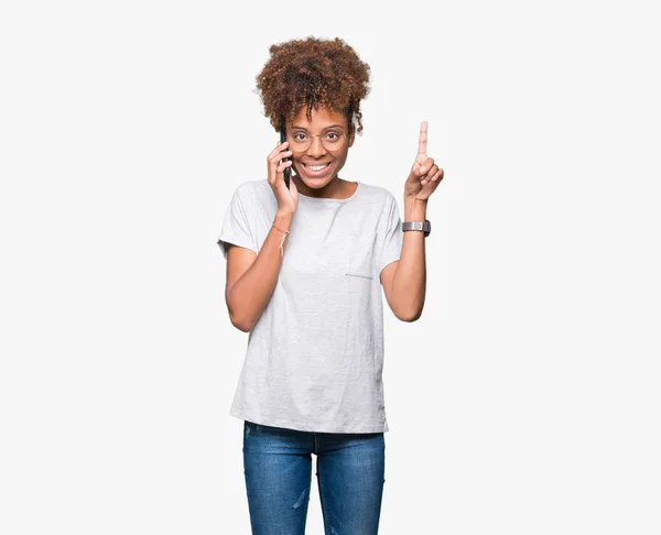 Fiatal Afrikai Amerikai Beszél Smartphone Mint Elszigetelt Háttér Meglepett Egy — Stock Fotó
