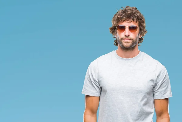 Stilig Spansktalande Modell Man Bär Solglasögon Över Isolerade Bakgrund Med — Stockfoto
