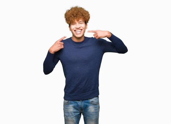 Joven Hombre Guapo Con Pelo Afro Sonriendo Confiado Mostrando Señalando —  Fotos de Stock