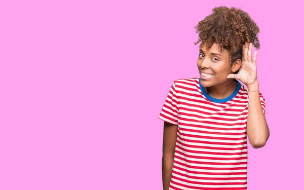 Hermosa Joven Afroamericana Sobre Fondo Aislado Sonriendo Con Mano Sobre —  Fotos de Stock