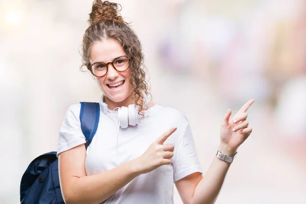 Jonge Brunette Student Meisje Rugzak Hoofdtelefoon Dragen Geïsoleerde Achtergrond Glimlachen — Stockfoto
