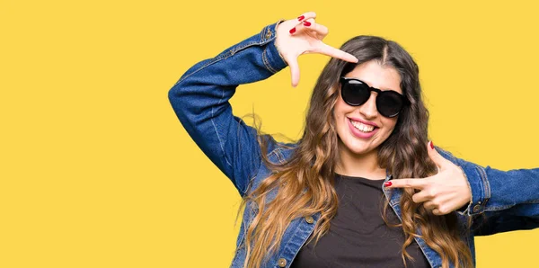 Joven Hermosa Mujer Con Gafas Sol Sonriente Haciendo Marco Con —  Fotos de Stock