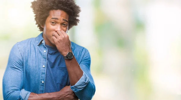 Afro Amerikaanse Man Geïsoleerde Achtergrond Zoek Gestresst Nerveus Met Handen — Stockfoto