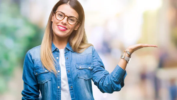 Junge Schöne Frau Mit Brille Vor Isoliertem Hintergrund Fröhlich Lächelnd — Stockfoto