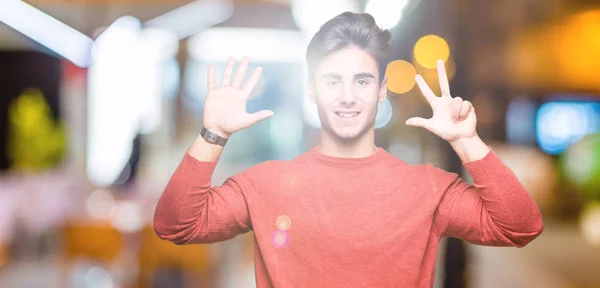 Joven Hombre Guapo Sobre Fondo Aislado Mostrando Señalando Hacia Arriba —  Fotos de Stock