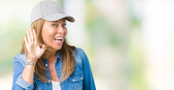 Schöne Frau Mittleren Alters Mit Sportmütze Über Isoliertem Hintergrund Die — Stockfoto