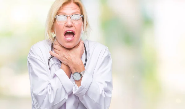 中年の金髪医師女性上分離背景叫びと窒息のため痛みを伴う首を絞め 健康上の問題 窒息させると自殺の概念 — ストック写真