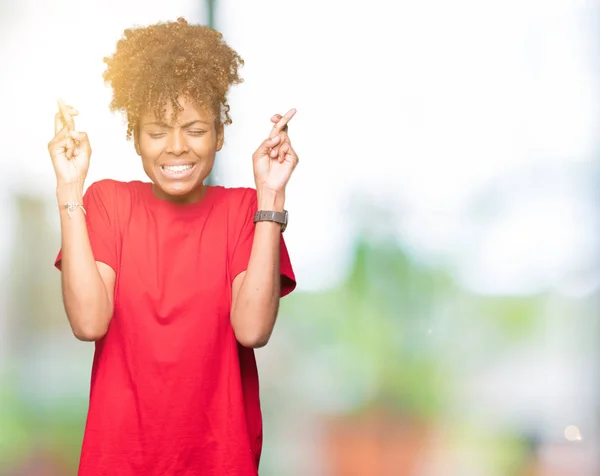 Hermosa Joven Afroamericana Sobre Fondo Aislado Sonriendo Cruzando Los Dedos — Foto de Stock