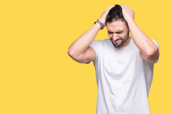 Hombre Joven Que Usa Una Camiseta Blanca Casual Sobre Fondo —  Fotos de Stock