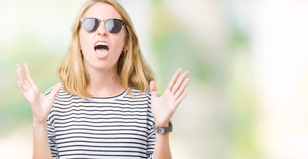 Schöne Junge Frau Mit Sonnenbrille Über Isoliertem Hintergrund Verrückt Und — Stockfoto