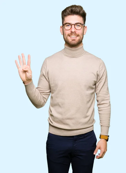 年轻英俊的商人戴着眼镜 一边用手指指着四 一边面带微笑 自信而快乐 — 图库照片