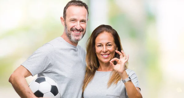Hispanisches Paar Mittleren Alters Hält Fußballball Über Isoliertem Hintergrund Und — Stockfoto