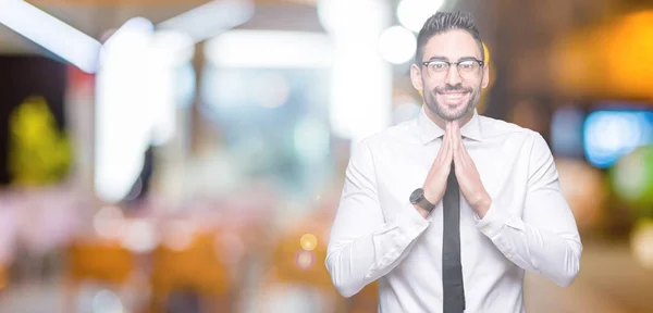 Mladý Pohledný Obchodní Muž Nosí Brýle Izolované Pozadí Modlí Rukama — Stock fotografie
