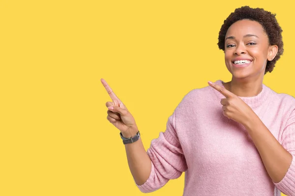 Linda Jovem Afro Americana Sobre Fundo Isolado Sorrindo Olhando Para — Fotografia de Stock