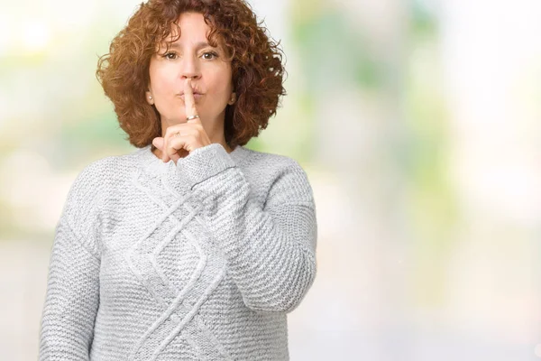 Schöne Seniorin Mittleren Alters Die Winterpullover Über Isoliertem Hintergrund Trägt — Stockfoto