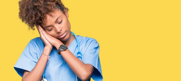 Giovane Donna Afroamericana Medico Sfondo Isolato Sonno Stanco Sognare Posa — Foto Stock