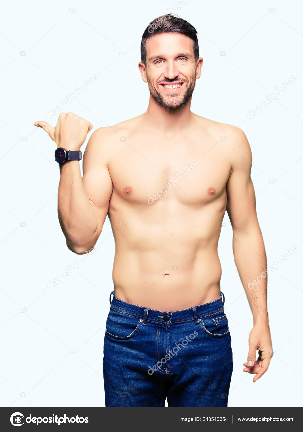 Hombre Guapo Sin Camisa Mostrando Pecho Desnudo Sonriendo Con Cara Fotograf A De Stock