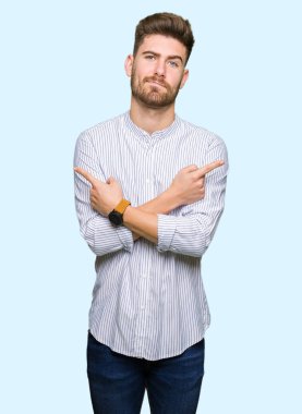 İşaretleme için her iki parmak, farklı yönde ile katılmıyorum genç yakışıklı adam