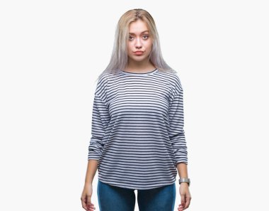 Genç Sarışın kadın izole arka plan yüzünden depresyona ve kızgın ve korkmuş ağlıyor için sıkıntı, endişe. Üzgün ifade.