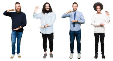 Kolaj bir grup genç adam beyaz izole arka plan ile büyük ve büyük boy işaret, ölçü birimi sembol gösteren el eller üzerinde. Kameraya bakarak gülümsüyordu. Ölçüm kavramı.