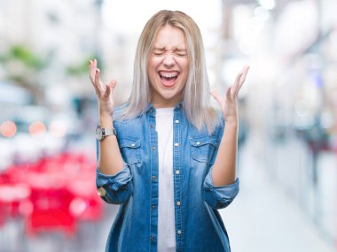 Sarışın genç kadın deli ve silah ile başarı için deli kutluyor izole arka plan üzerinde kaldırdı ve heyecanlı çığlık gözler kapalı. Kazanan kavramı