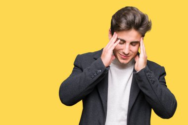 Genç zarif adam giyen kış ceket baş baş ağrısı için el ile izole arka plan üzerinde çünkü stres. Migren muzdarip.