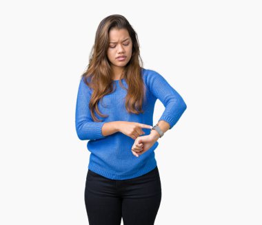 İşaret seyretmek zaman, sabırsızlık, üzgün ve kızgın için son tarih gecikme için acele izole arka plan üzerinde mavi kazak giyen genç güzel esmer kadın